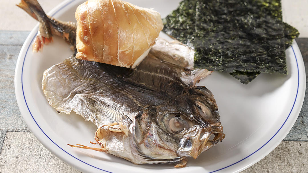 焼き海苔と干物の和風メッツェ・リングイネの写真