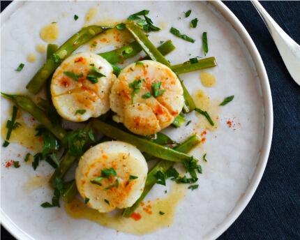 帆立といんげんのポワレ レモンと発酵バターのソースの写真