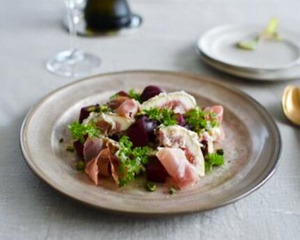 無花果とリコッタの白和え、ビーツと生ハムのサラダ仕立て　の写真